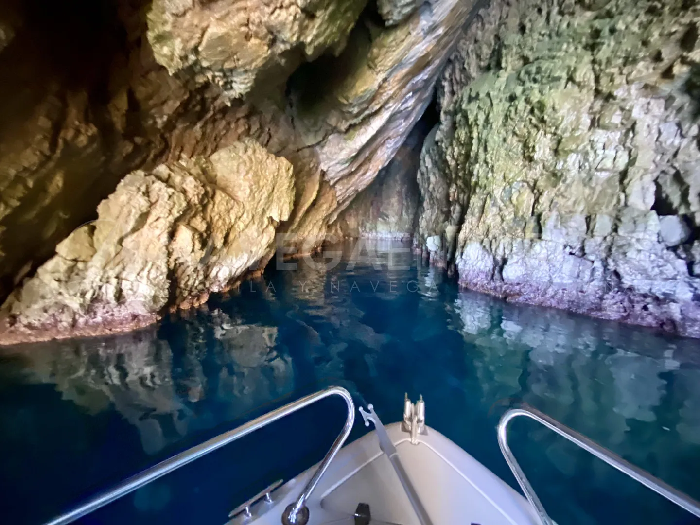 Alquiler embarcación a motor con o sin patrón. Barco ideal para costear y visitar calas.