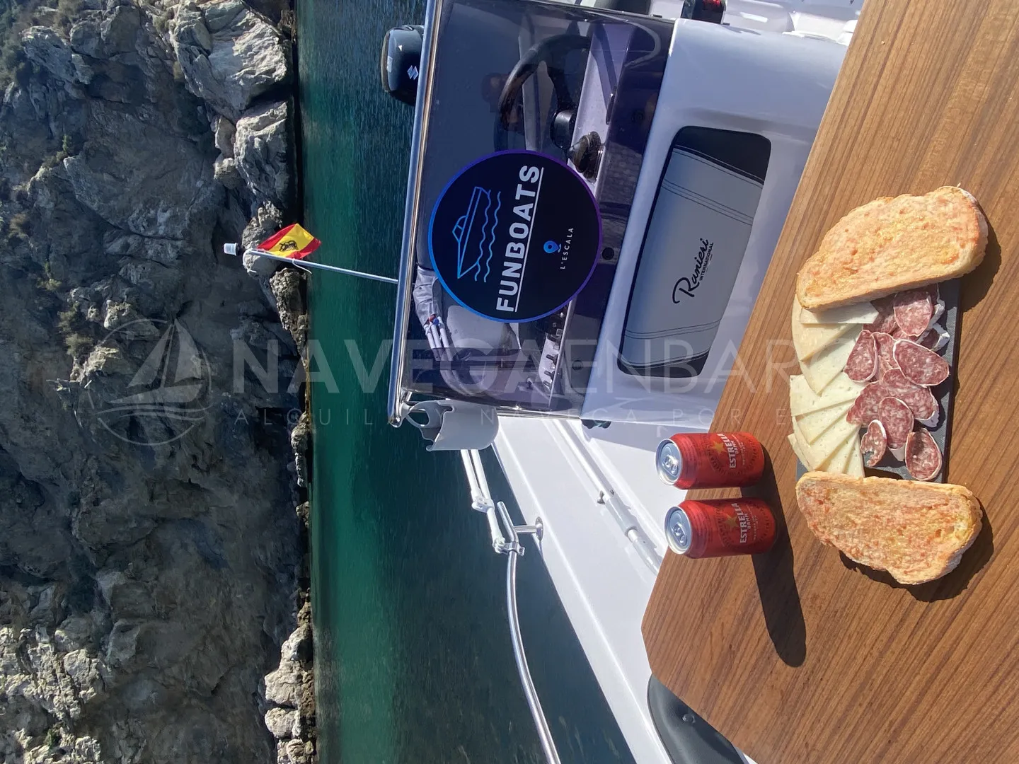 Alquiler embarcación a motor con o sin patrón. Barco ideal para costear y visitar calas.