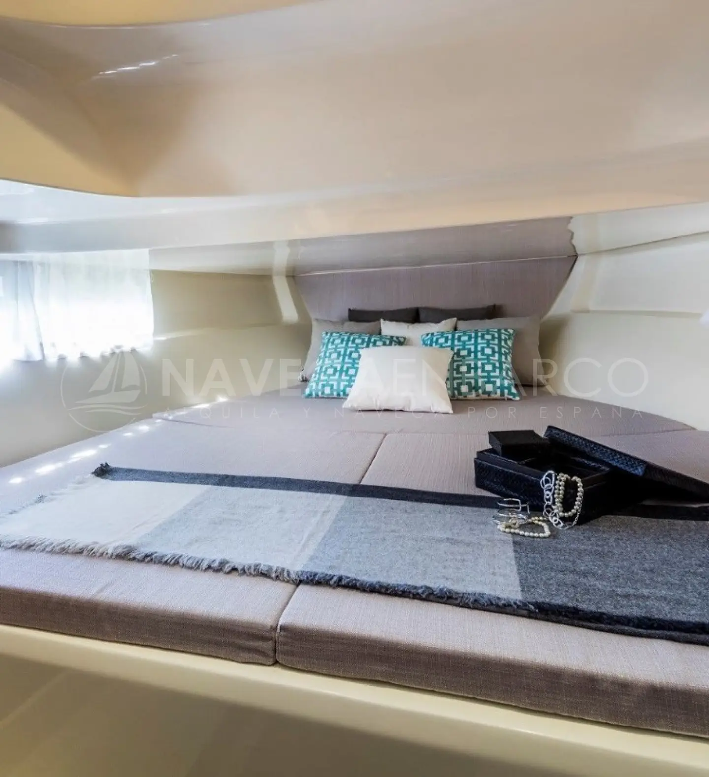 Invictus Yacht 240 CX