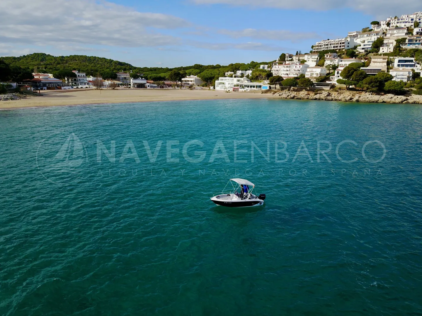 Alquiler embarcación a motor con o sin patrón. Barco ideal para costear y visitar calas.
