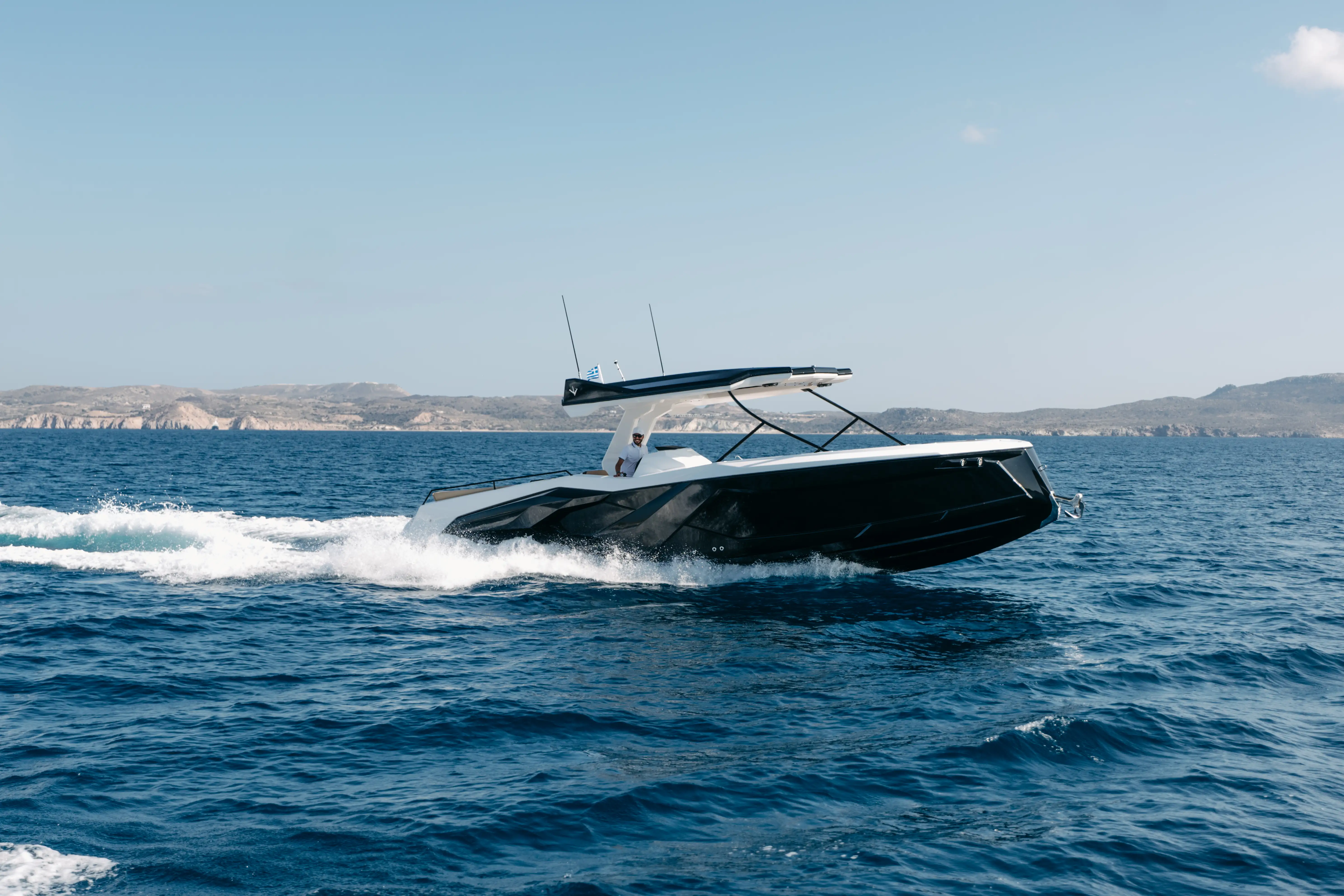 Rental of Motorboat Raptor en Milos | Navega en Barco