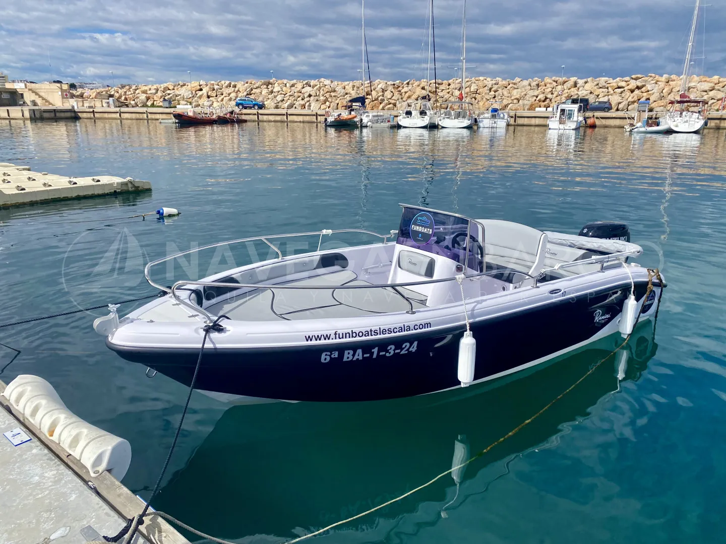 Alquiler embarcación a motor con o sin patrón. Barco ideal para costear y visitar calas.