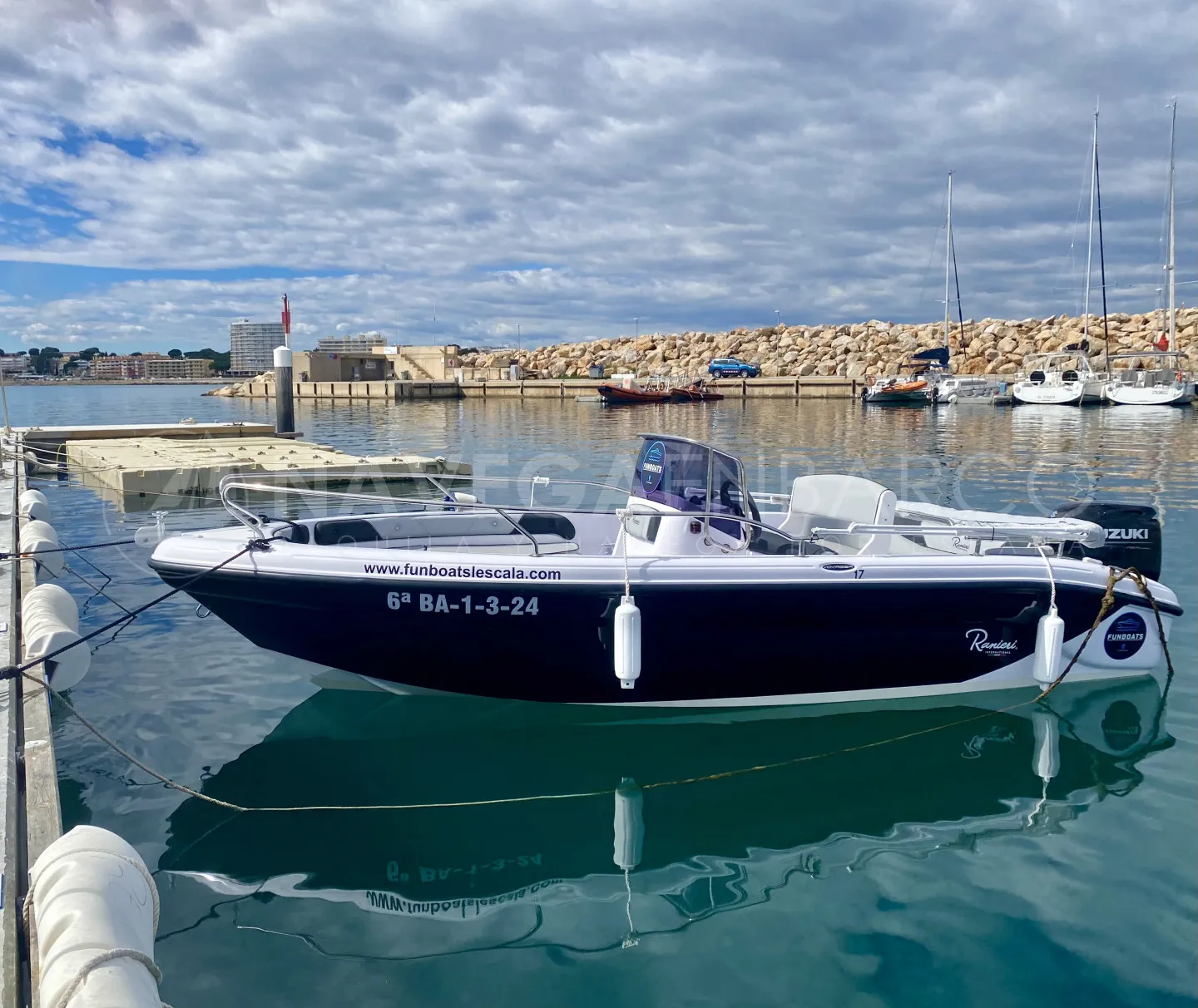 Alquiler embarcación a motor con o sin patrón. Barco ideal para costear y visitar calas.